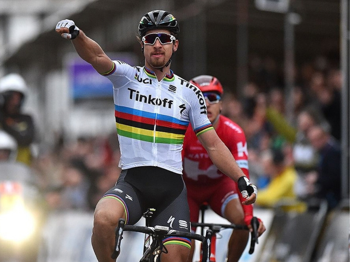 Peter Sagan 身穿 UCI 世界冠軍彩虹衫於 2016 Gent–Wevelgem 壓線高舉雙臂慶祝奪冠