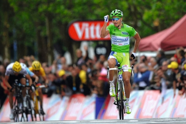 Peter Sagan 身穿 Liquigas 車隊綠衫於 2012 環法第 7 站山頂終點以單手翹前輪(wheelie)姿勢通過終點線
