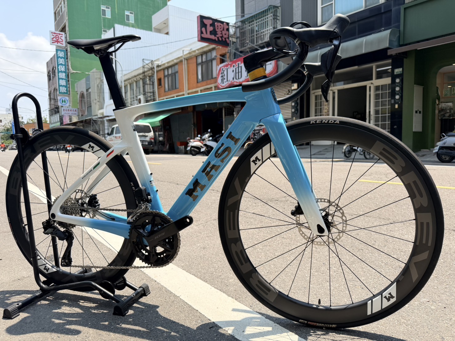26年新款 『MASI』 Evoluzione 碳纖維電變碟煞公路成車/白藍