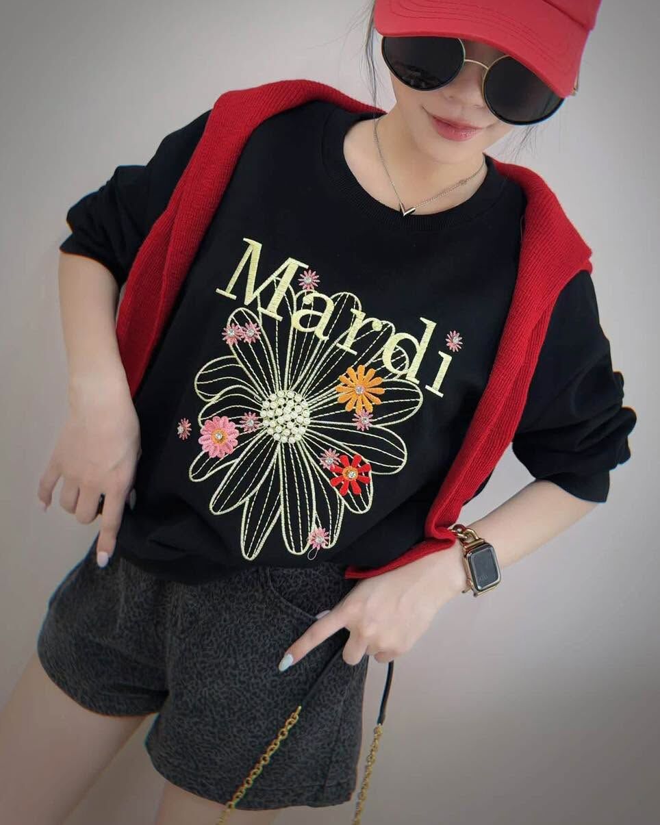 【質感刺繡字母珍珠造型上衣】（現貨）
