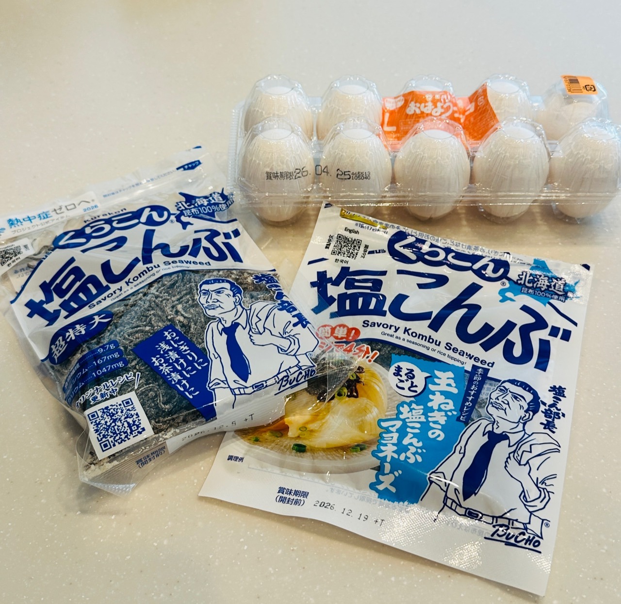 店主實拍兩包鹽昆布及雞蛋