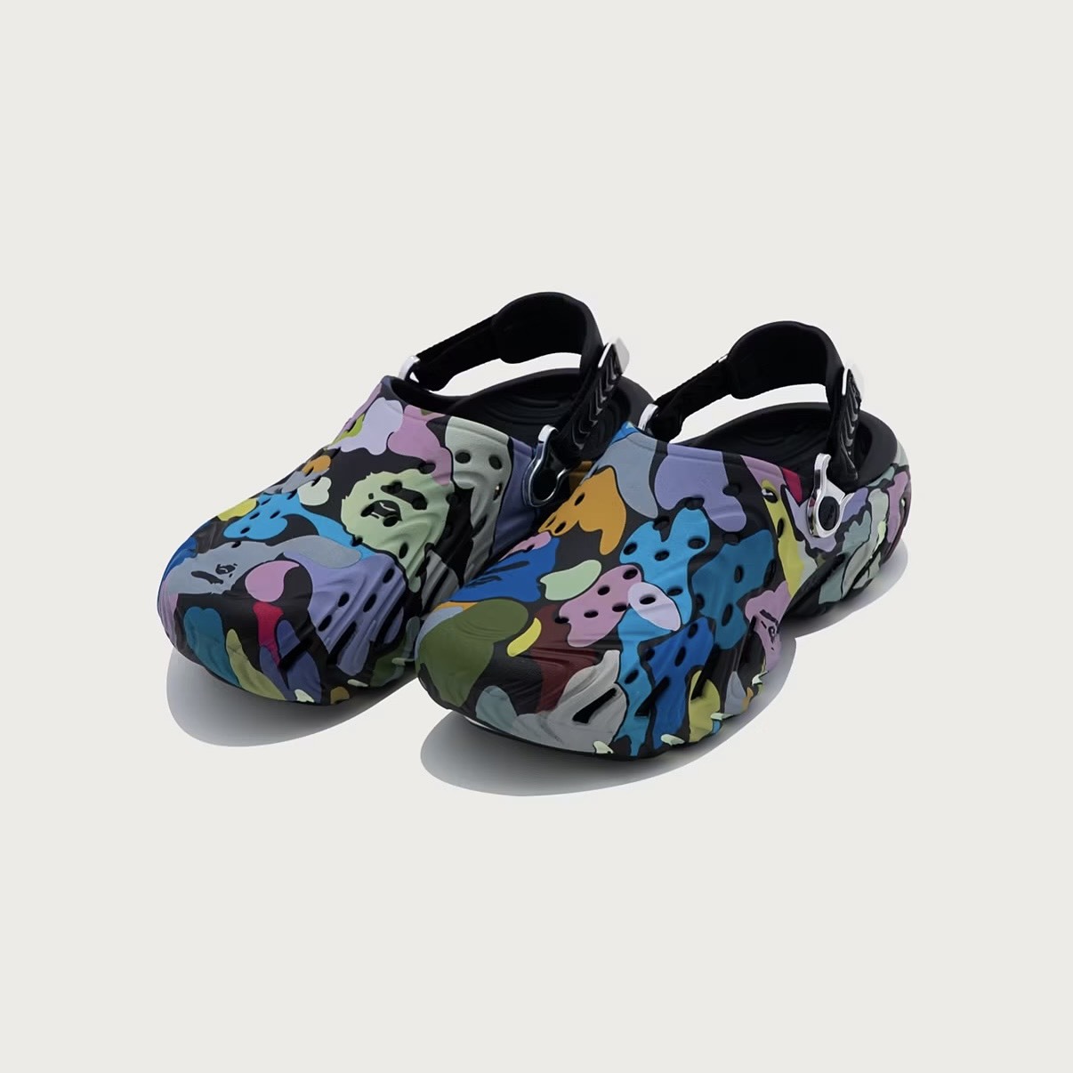 -（C2c)-A BATHING APE BAPE X CROCS ECHO CLOG 2.0 聯名款 糖果 迷彩  猿人 洞洞鞋 黑色/白色-1M73191908