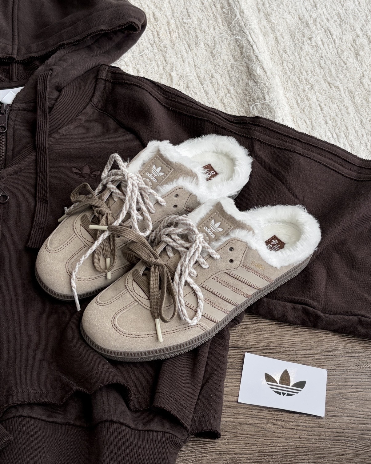 ADIDAS ORIGINAL SAMBA MULE 榛果拿鐵 絨毛 奶茶 奶灰 奶油白 焦糖底 外縫線設計 穆勒鞋 懶人鞋 拖鞋 涼鞋 女鞋 HP5055 / 調貨