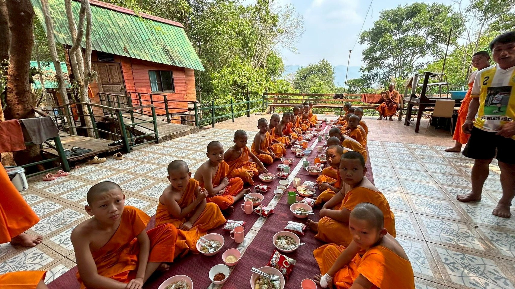 小沙彌在寺院戶外共同用餐的生活紀錄