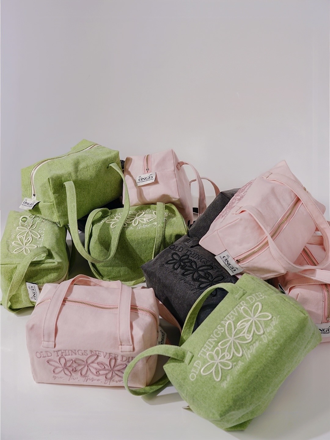 【預購】韓國代購 ONGO FLOWER HANDLE POUCH 刺繡花朵 迷你手提收納包
