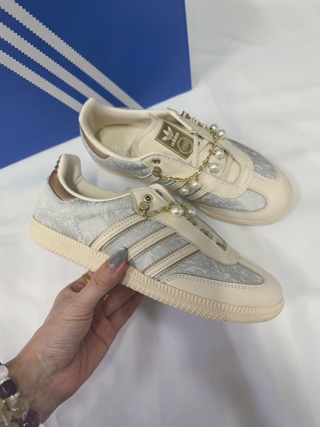 【Luxury】 adidas originals SAMBA OG 舒適百搭薄底 耐磨 低幫 德訓鞋 女款 淺灰 米白 珍珠鏈 銀色花邊 蕾絲 珍珠