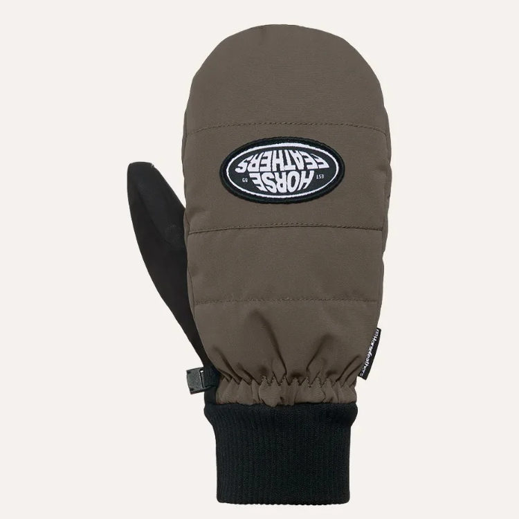 【HORSEFEATHERS】Boler Mittens 棕褐色併指滑雪手套手背正面展示，呈現橫向絎縫分段保暖面料、黑白橢圓形品牌Logo布標、抽皺鬆緊袖口與黑色羅紋針織袖套，拇指側為黑色耐磨材質並附腕部扣環