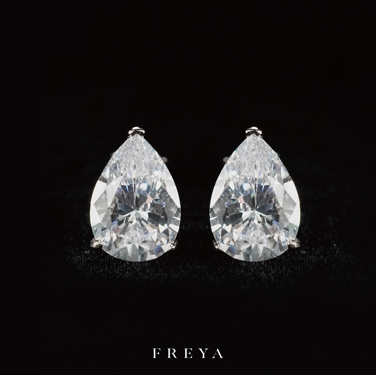 FREYA 水滴單鑽耳釘