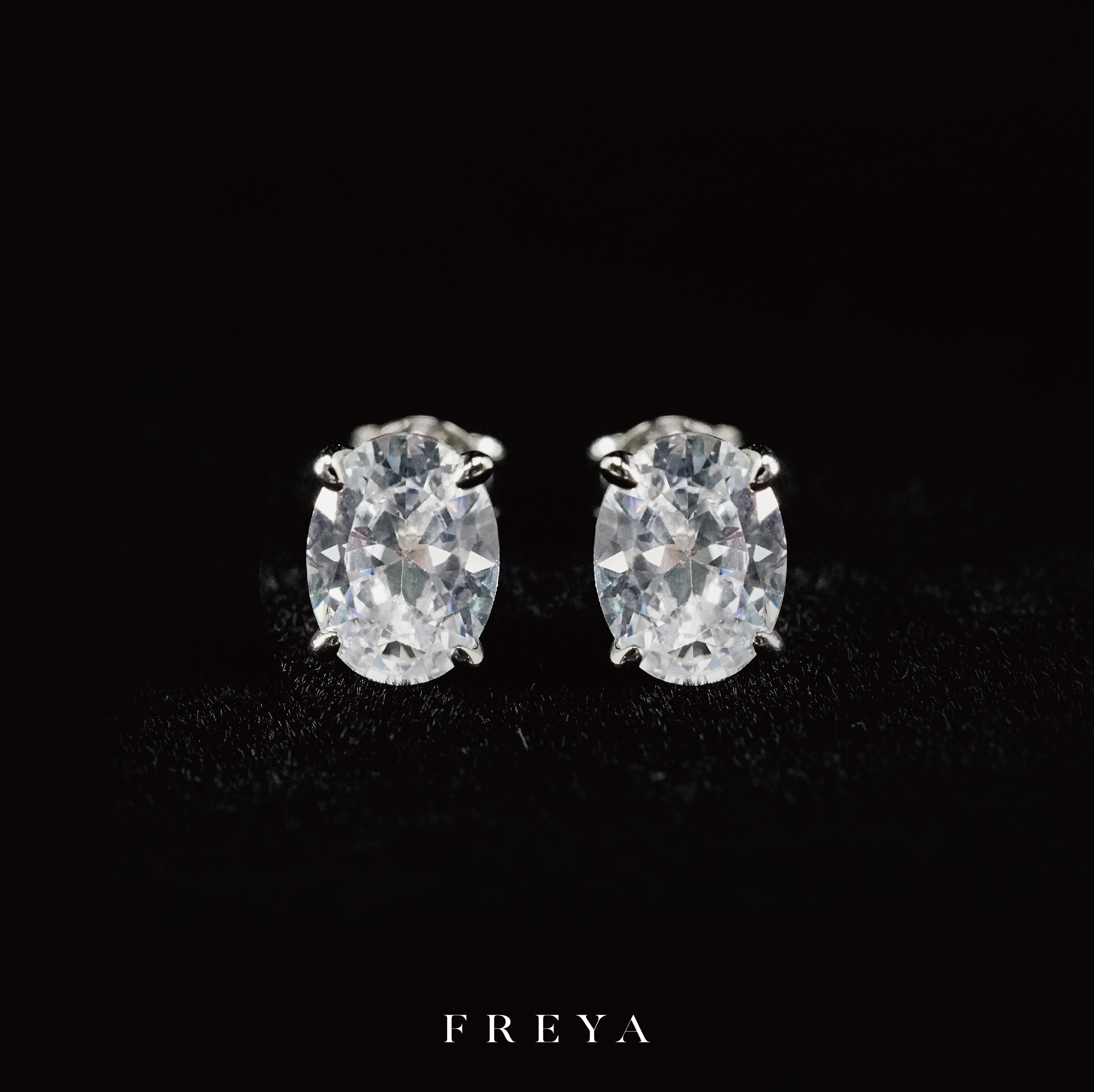 FREYA 鴿子蛋鋯石耳釘
