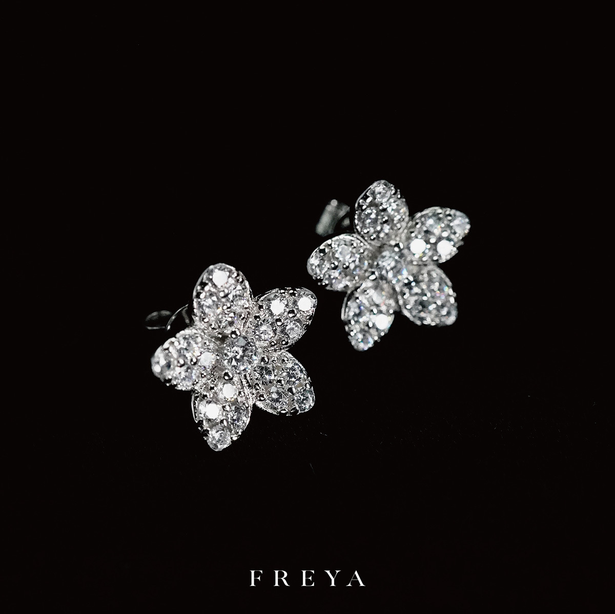 FREYA 滿鑽小花耳釘