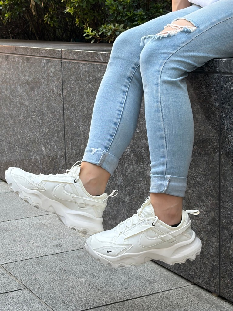 Nike TC 7900 米白 女款 厚底鞋 上腳