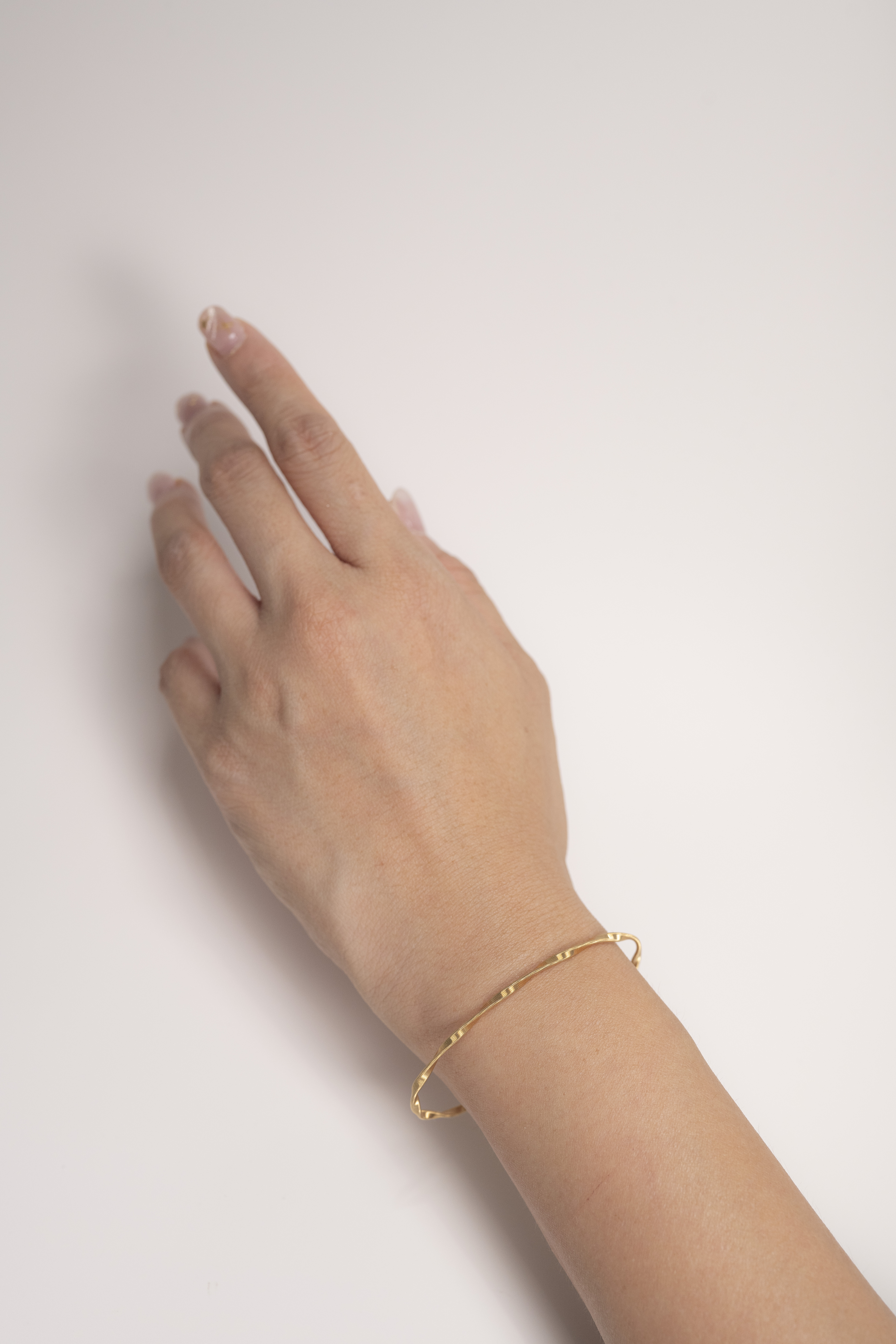 18K Aura Curve Bangle