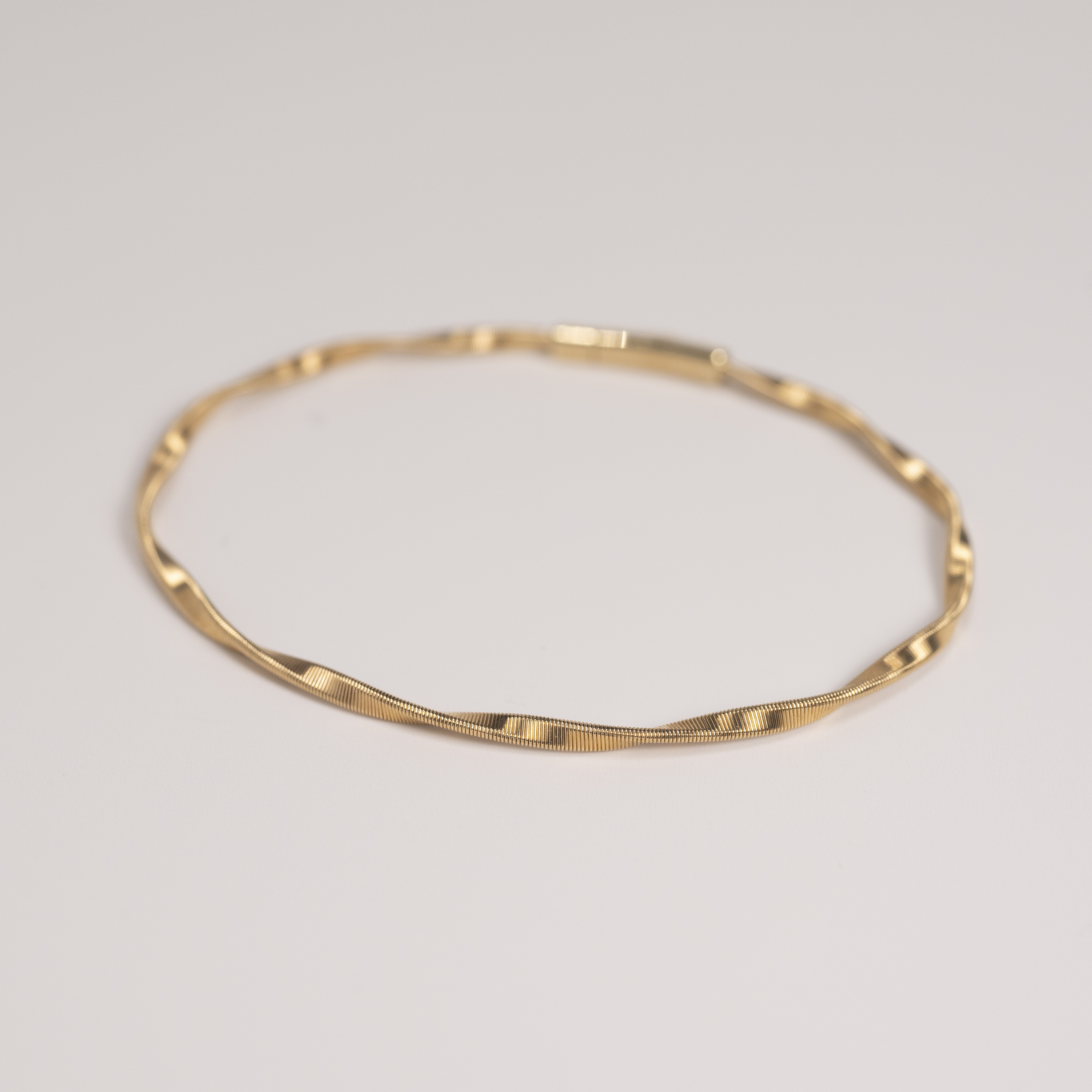 18K Aura Curve Bangle