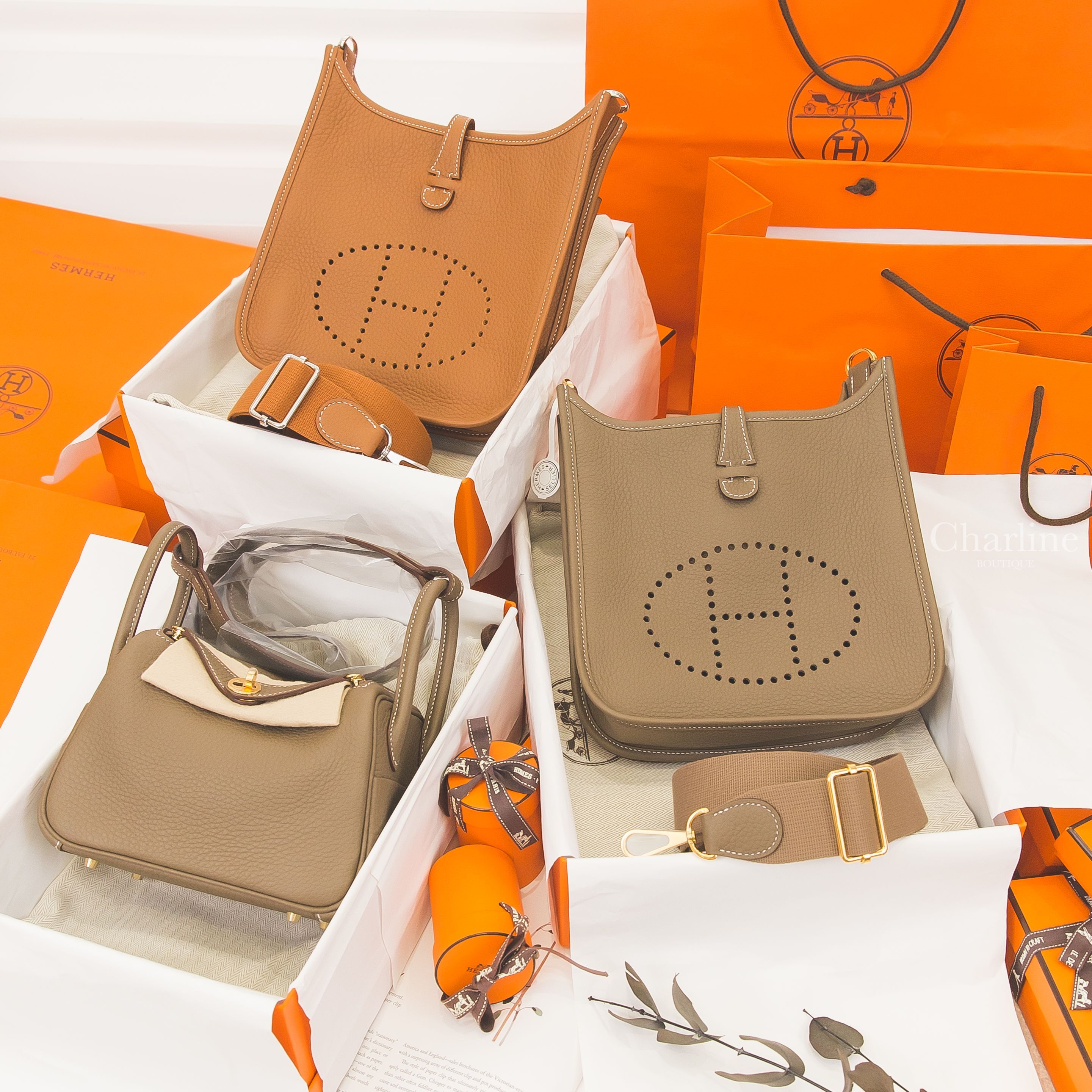 1. Hermès Evelyne 23cm Poche III Bag 37 Gold Taurillon Clemence 焦糖色銀釦簍空洞洞肩背包 與大象灰包款及Hermès配件情境展示