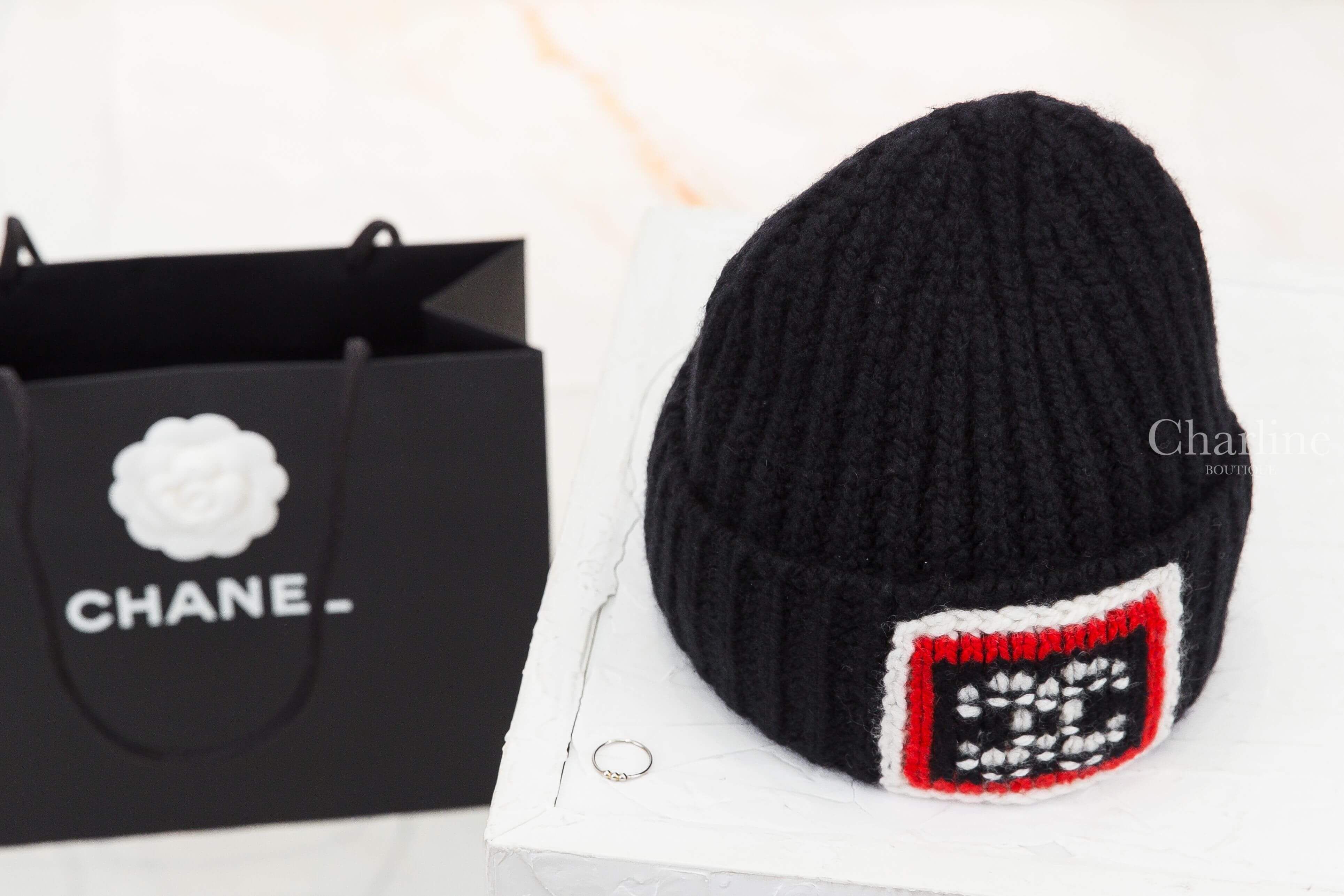 Chanel Beanie 黑色針織白色/紅色/黑色方框白CC喀什米爾毛帽 側前方帽型與紅白黑方框CC圖案展示
