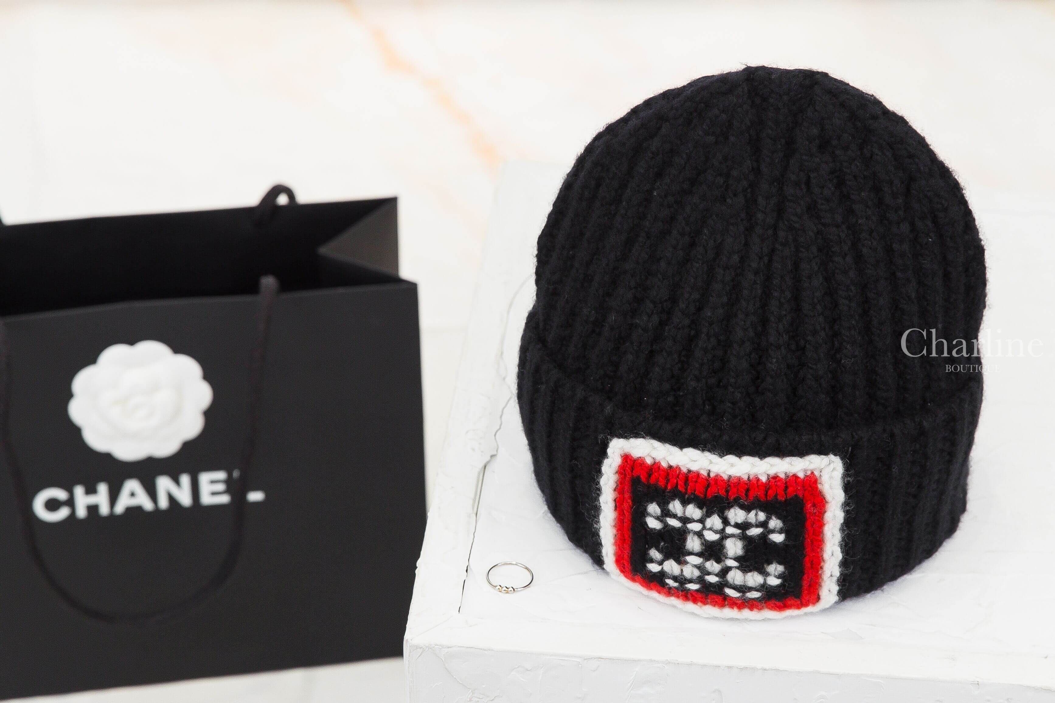 Chanel Beanie 黑色針織白色/紅色/黑色方框白CC喀什米爾毛帽 正面黑色羅紋針織與紅白黑CC方框圖案