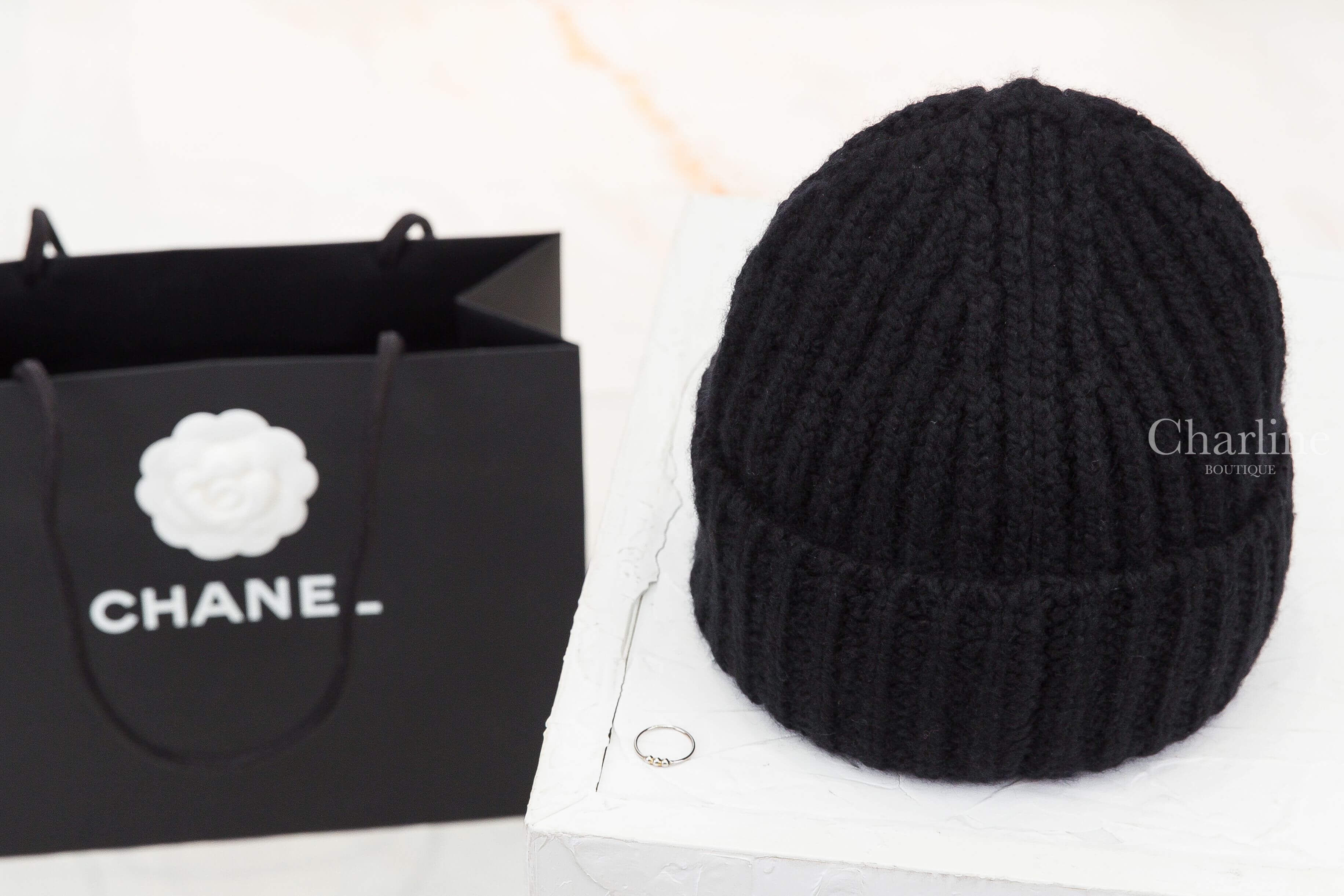 Chanel Beanie 黑色針織白色/紅色/黑色方框白CC喀什米爾毛帽 背面黑色針織帽型與羅紋編織細節