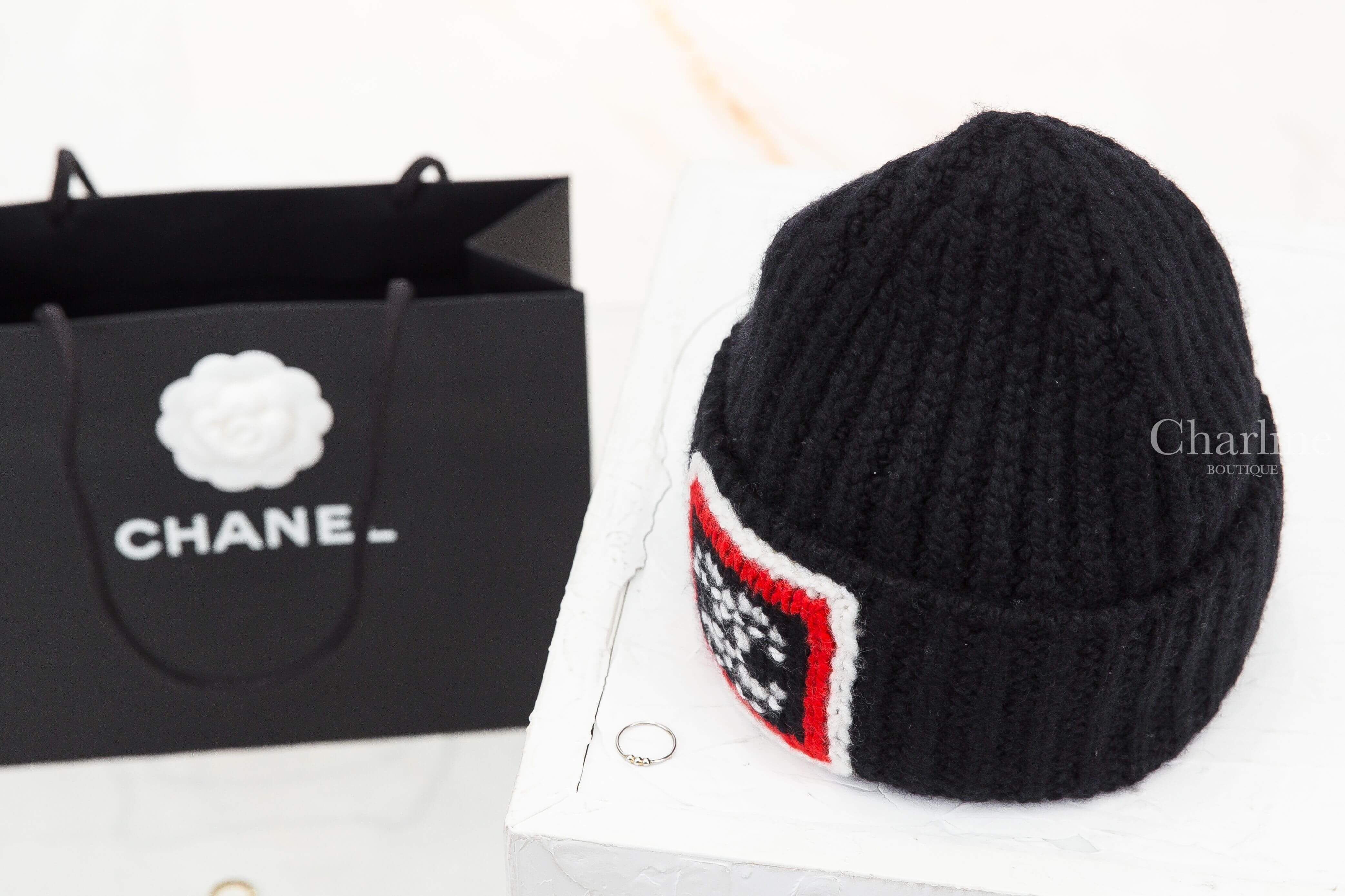 Chanel Beanie 黑色針織白色/紅色/黑色方框白CC喀什米爾毛帽 側面黑色羅紋針織紋理與帽型展示
