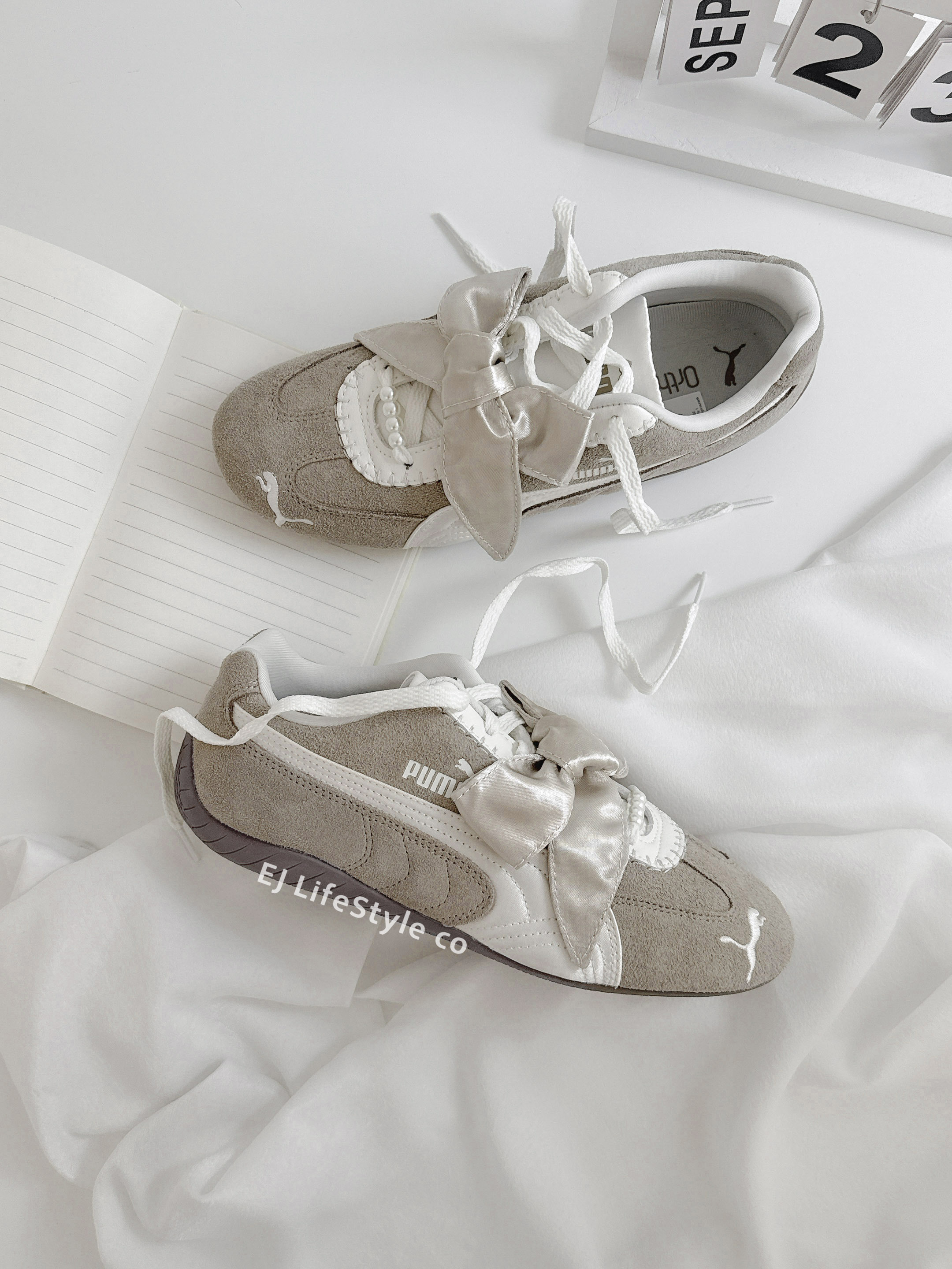 PUMA SPEEDCAT BLOOM 芭蕾風 緞帶蝴蝶結 珍珠 灰奶茶 奶油白 復古 賽車鞋 女鞋 410083-01 / 現貨