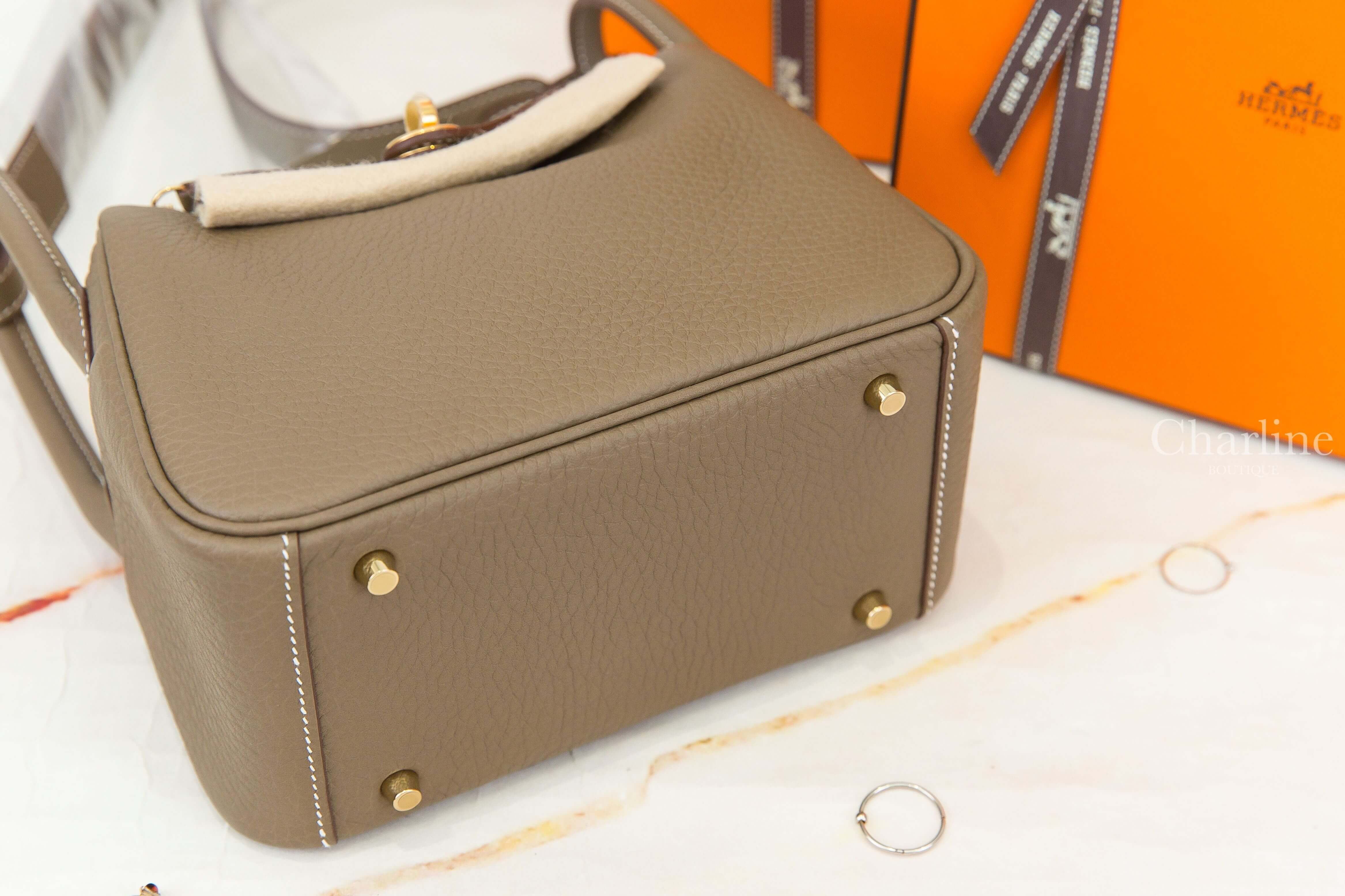 Hermès Lindy Mini II 18 Etoupe Taurillon Clemence 大象灰金釦 包底展示與四枚金色底釘、白色縫線細節