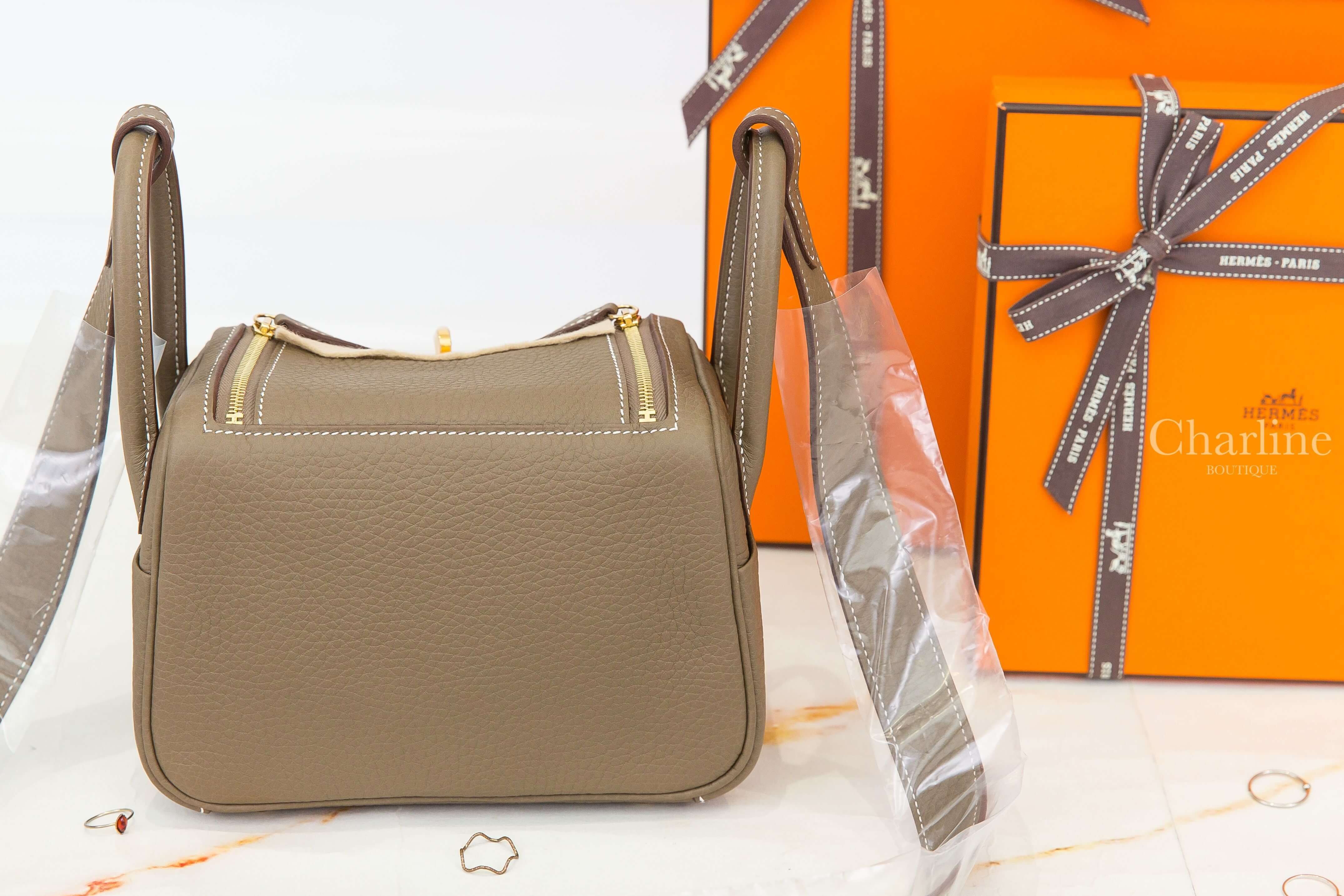 Hermès Lindy Mini II 18 Etoupe Taurillon Clemence 大象灰金釦 背面展示與Clemence皮革紋理、雙側肩帶
