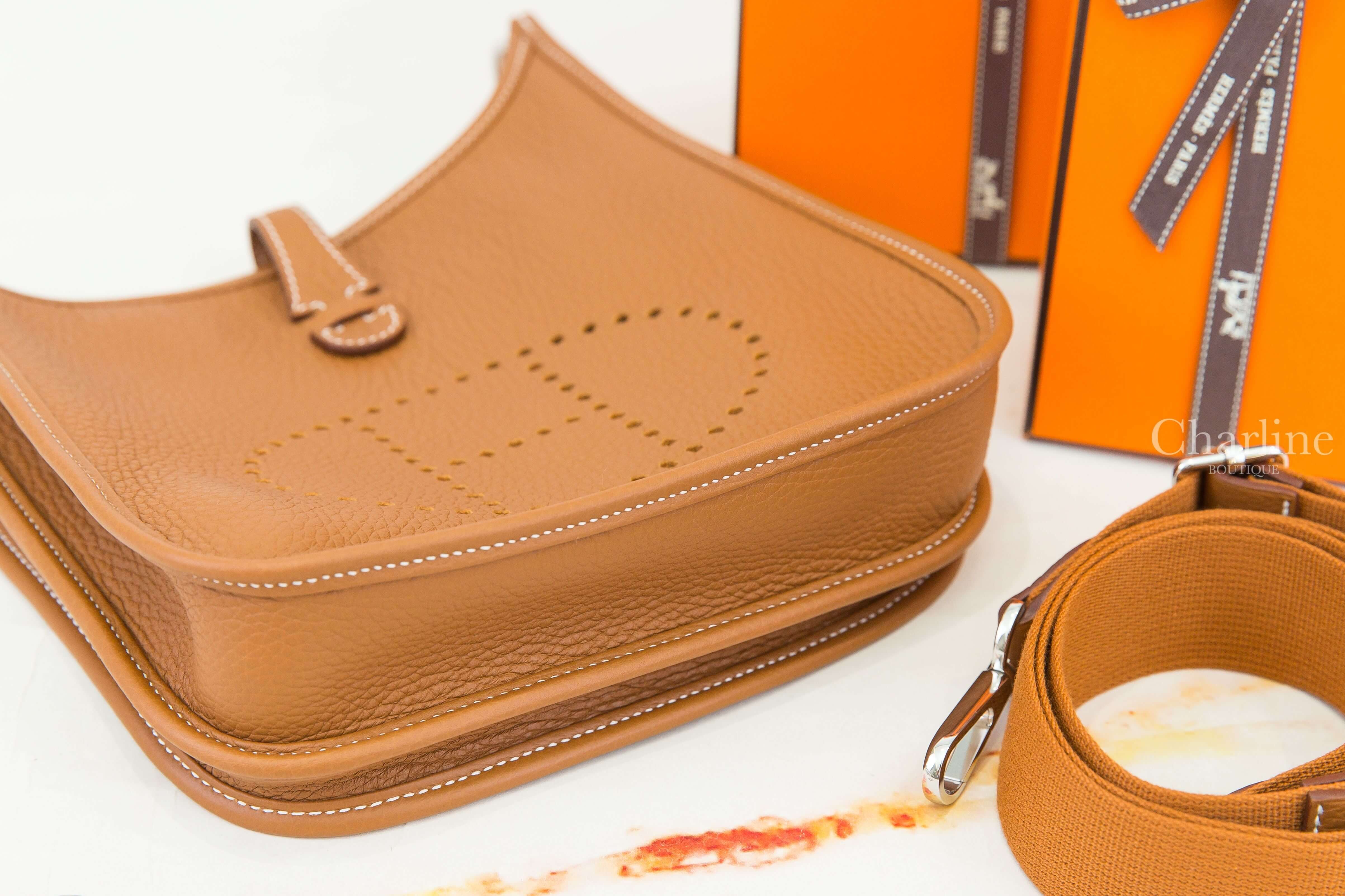 Hermès Evelyne 23cm Poche III Bag 37 Gold Taurillon Clemence 焦糖色銀釦簍空洞洞肩背包 側面厚度、Clemence皮革與白色縫線細節