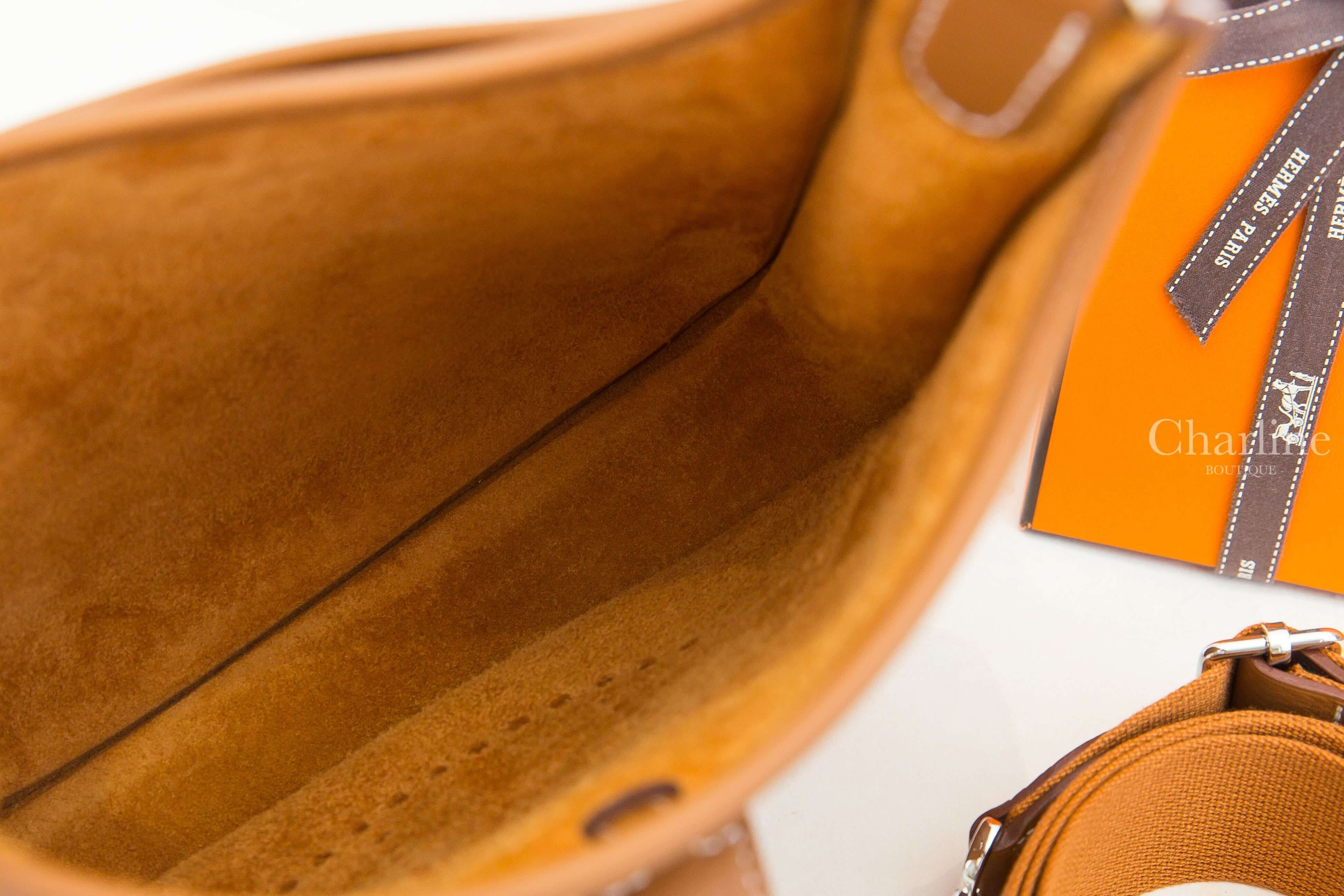 Hermès Evelyne 23cm Poche III Bag 37 Gold Taurillon Clemence 焦糖色銀釦簍空洞洞肩背包 內部麂皮質感與收納空間近拍