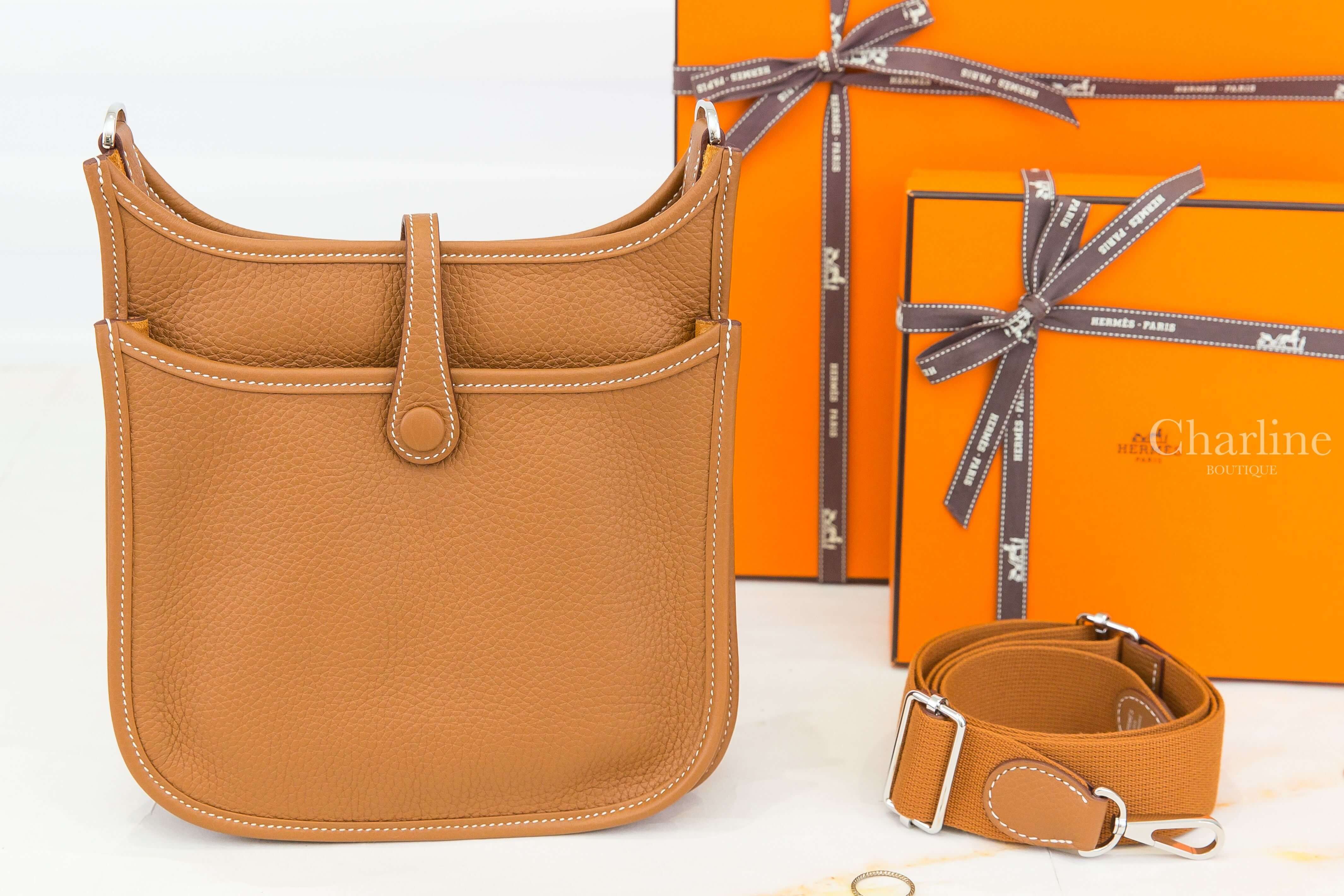 Hermès Evelyne 23cm Poche III Bag 37 Gold Taurillon Clemence 焦糖色銀釦簍空洞洞肩背包 背面外袋、皮革扣帶與背帶展示
