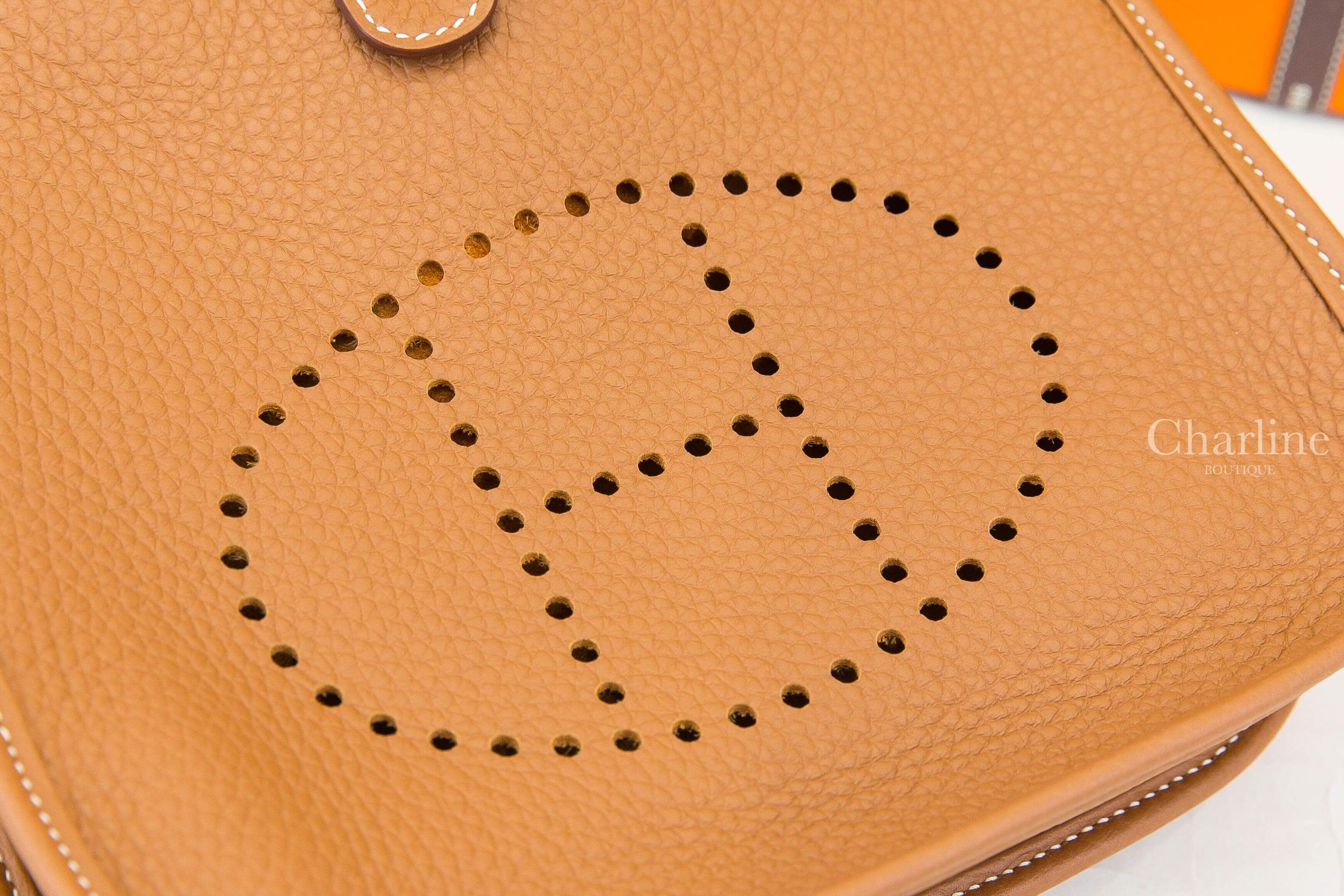 Hermès Evelyne 23cm Poche III Bag 37 Gold Taurillon Clemence 焦糖色銀釦簍空洞洞肩背包