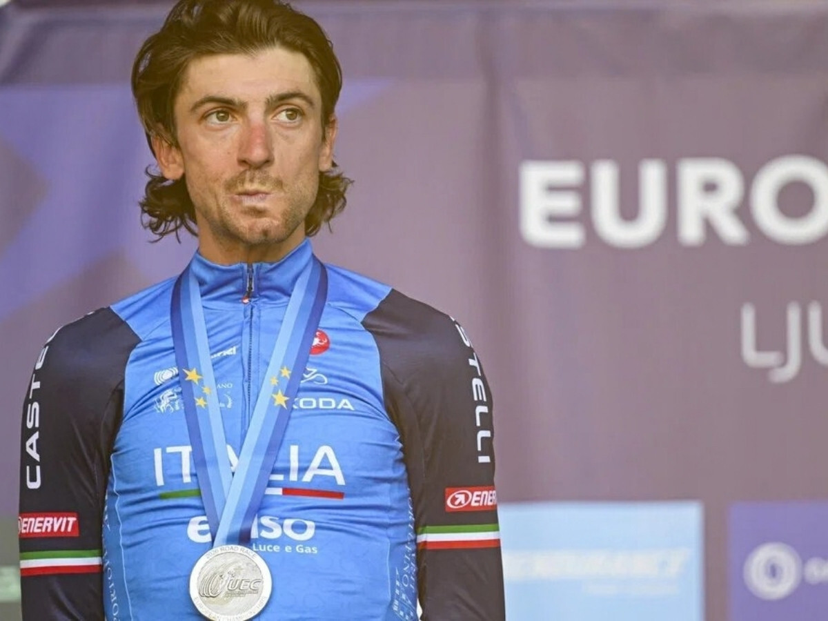 義大利選手 Giulio Ciccone 於 2026 歐洲公路錦標賽獲得男子公路賽銀牌後的落寞神情