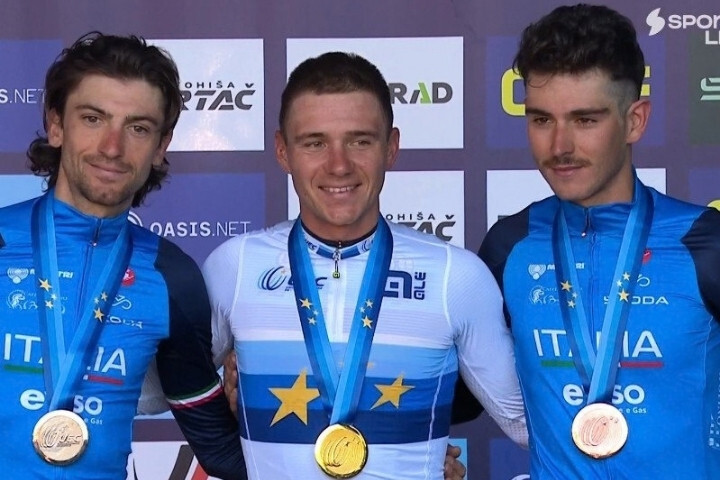 2026 歐洲公路錦標賽男子菁英組頒獎台：金牌 Remco Evenepoel、銀牌 Giulio Ciccone 與銅牌 Christian Scaroni 合影