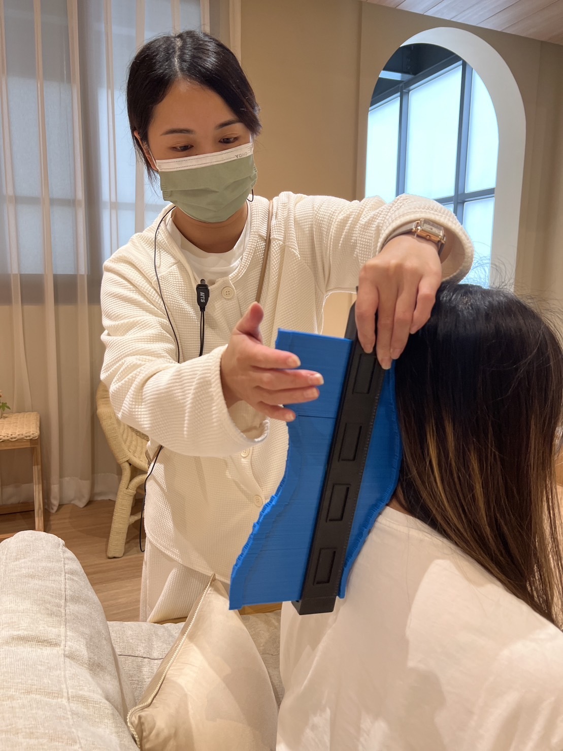 輔睡員用曲線規貼著客人後頸取形