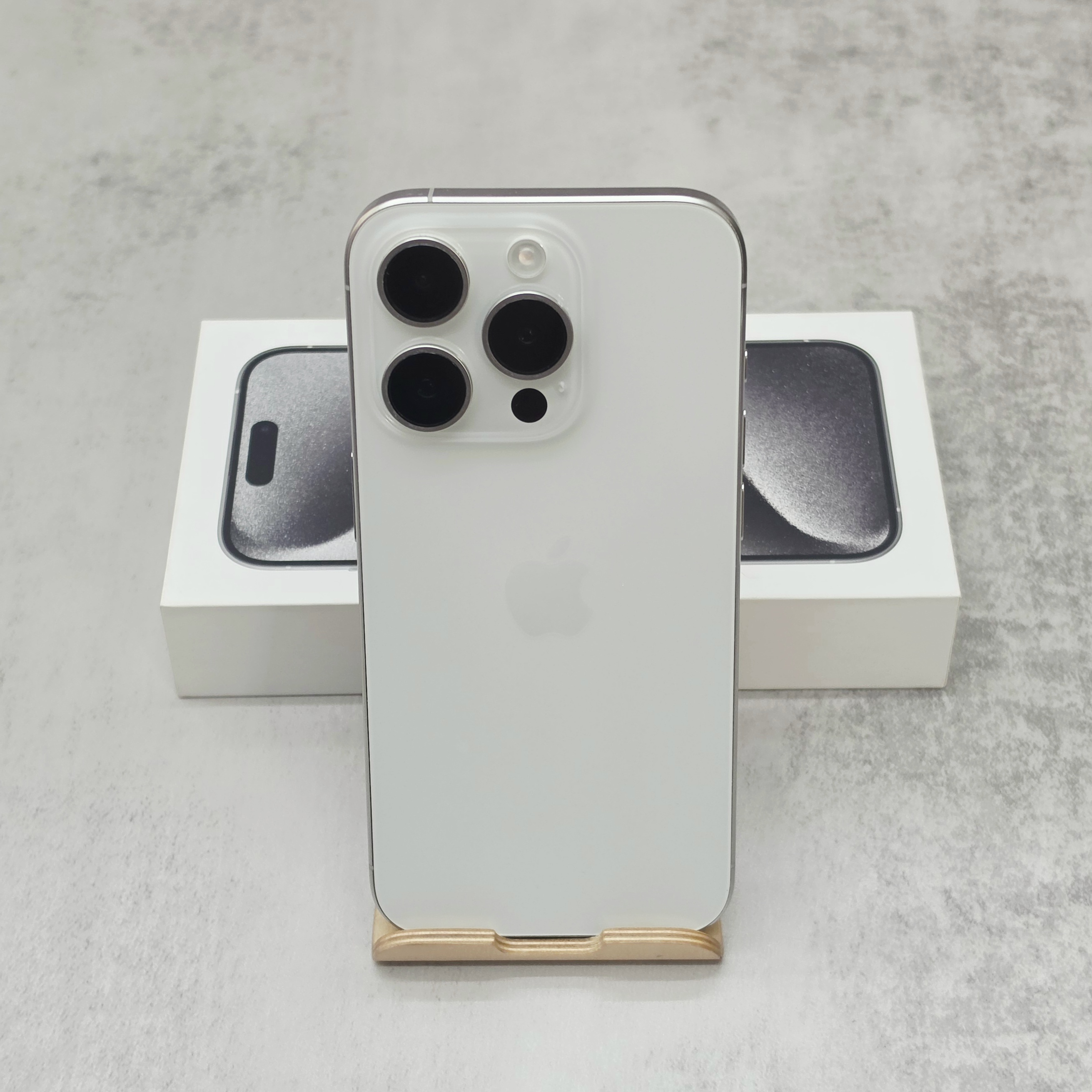 二手 iPhone｜iPhone 15 Pro 256GB 白色