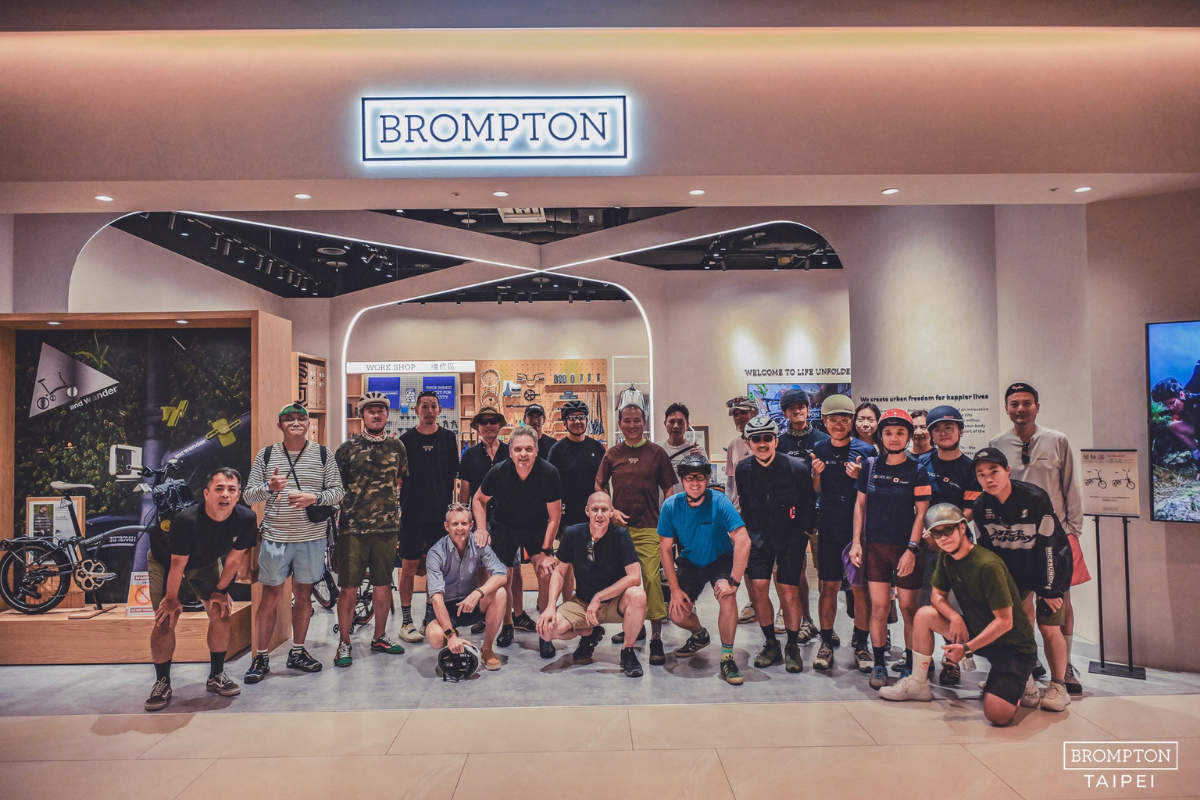 車友與英國團隊在 Brompton Taipei 店前合影