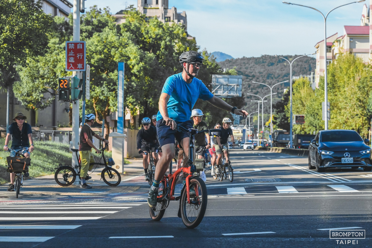 Brompton 車隊騎行台北街道