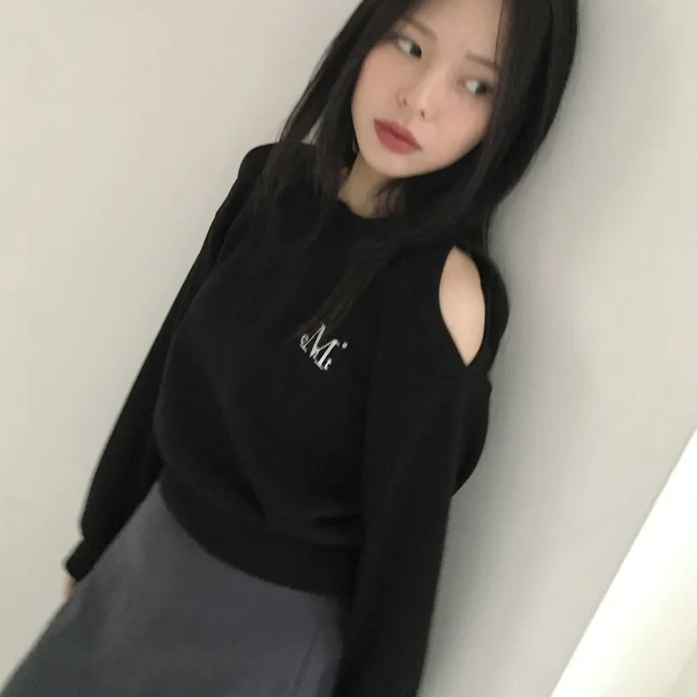 MUCENT 挖洞 露肩 短版長袖 上衣 兩色