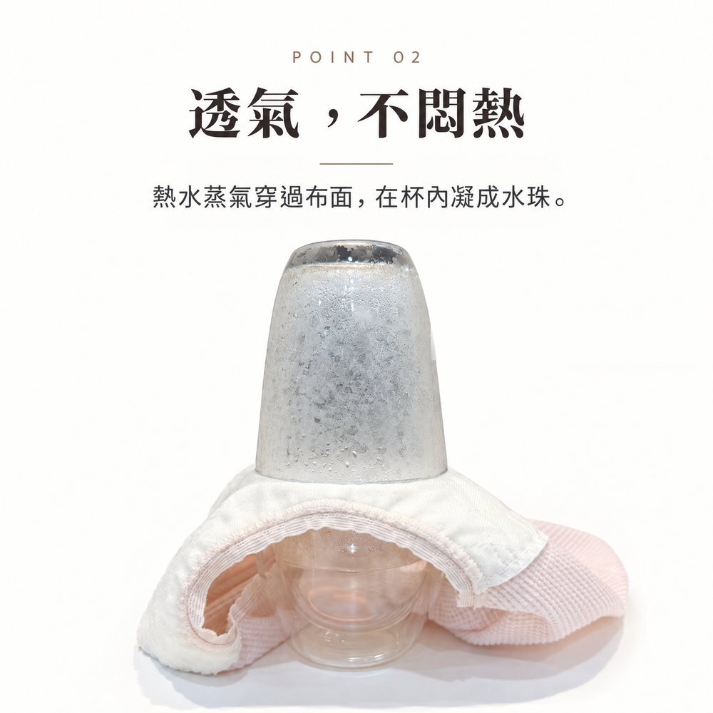 透氣,不悶熱 杯子倒扣在 50cc 防漏尿內褲上的透氣實測,熱水蒸氣穿過布面在杯內凝成水珠,穿著不悶熱。