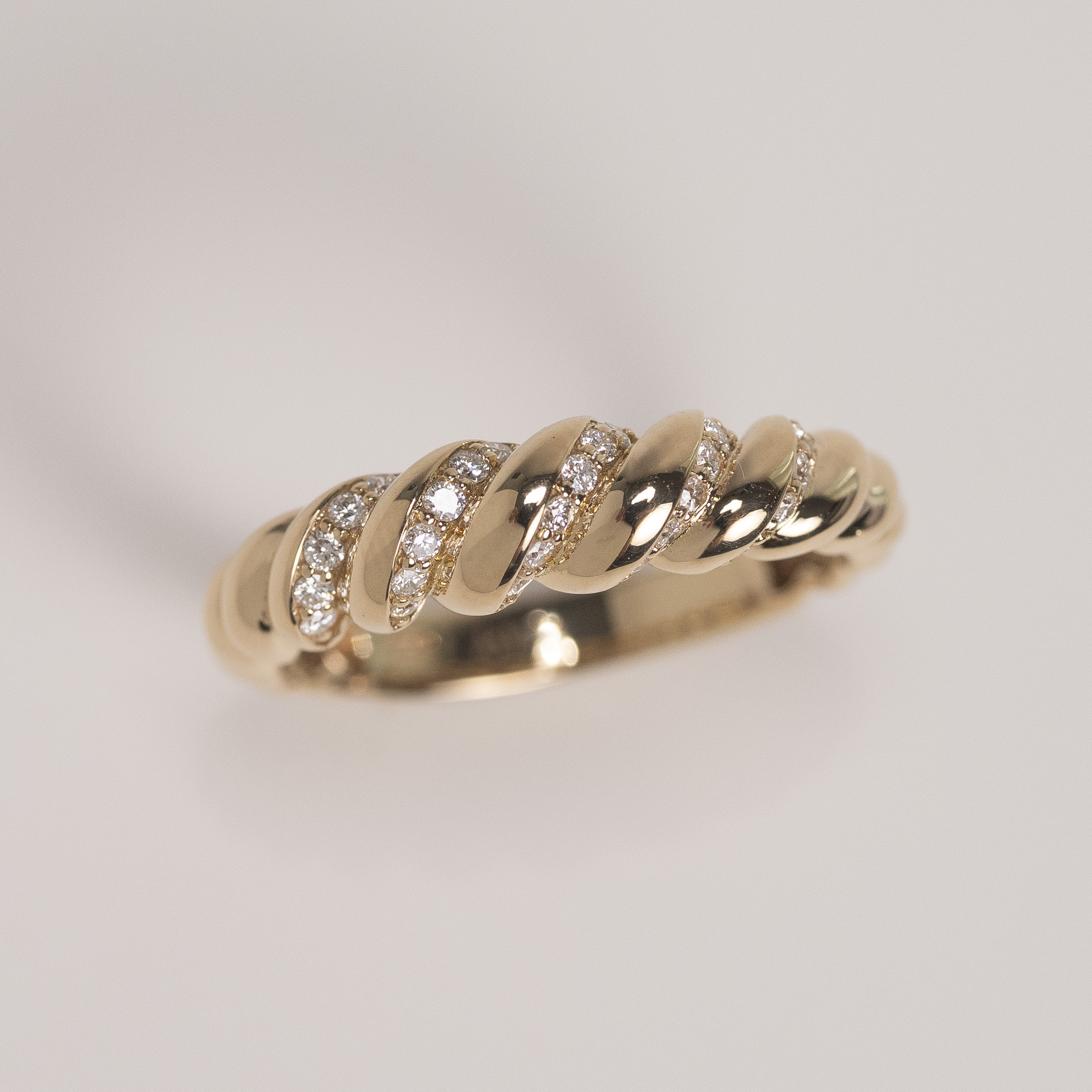 18K Luxurious Swirl Diamond Ring