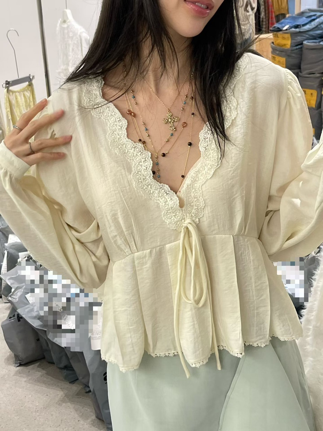 深V蕾絲傘褶公主袖上衣