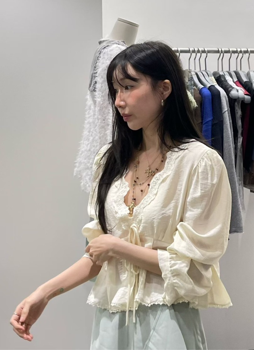 深V蕾絲傘褶公主袖上衣