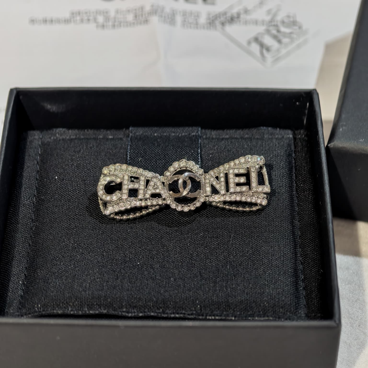 全新CHANEL BROCHE, 4.5X1.5cm, AB9255, 香奈兒胸針,銀色蝴蝶結水鑽, #BRAND NEW #香榭站正品