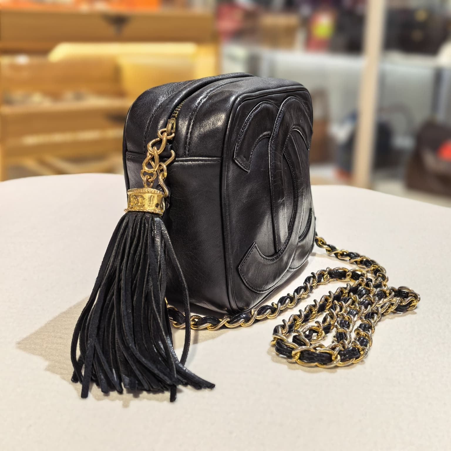 95%NEW二手CHANEL斜背包 VINTAGE 黑色牛皮浮雕LOGO流蘇 金鏈 #中古 #香榭站正品