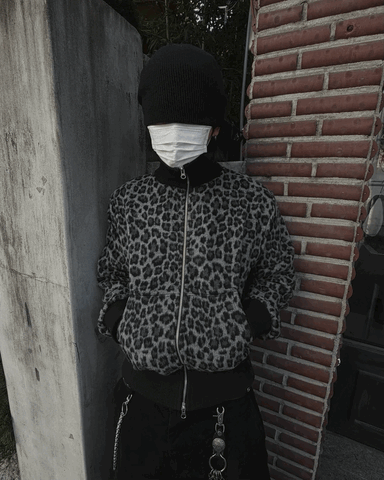 Leopard print cropped zip-up jacket