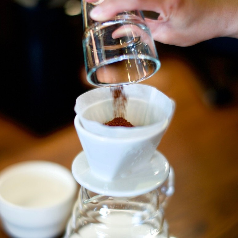 將熱水注入濾杯