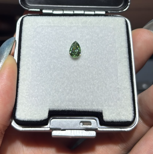 JA261005-K164-C 28-粿石-水滴-28 PR 1.06cts Fancy VIVID Green VVS2 2EX NONE 814634040(已包IGI證書)