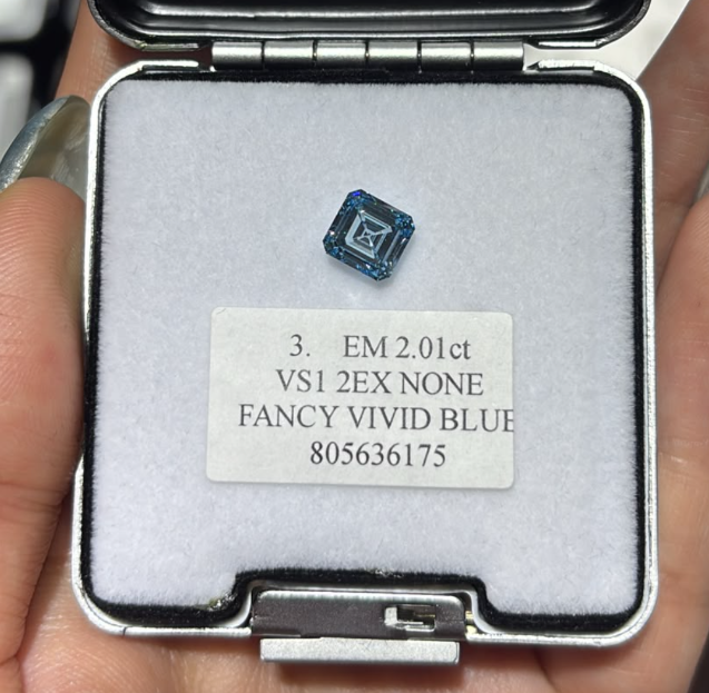 JA261005-K180-C 3-粿石-小八角-3. EM 2.01ct VS12EX NONE FANCY VIVID BLUE 805636175(已包IGI證書)