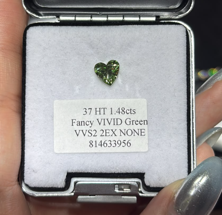 JA261005-K175-C 37-粿石-心-37 HT 1.48cts Fancy VIVID Green VVS2 2EX NONE 814633956(已包IGI證書)