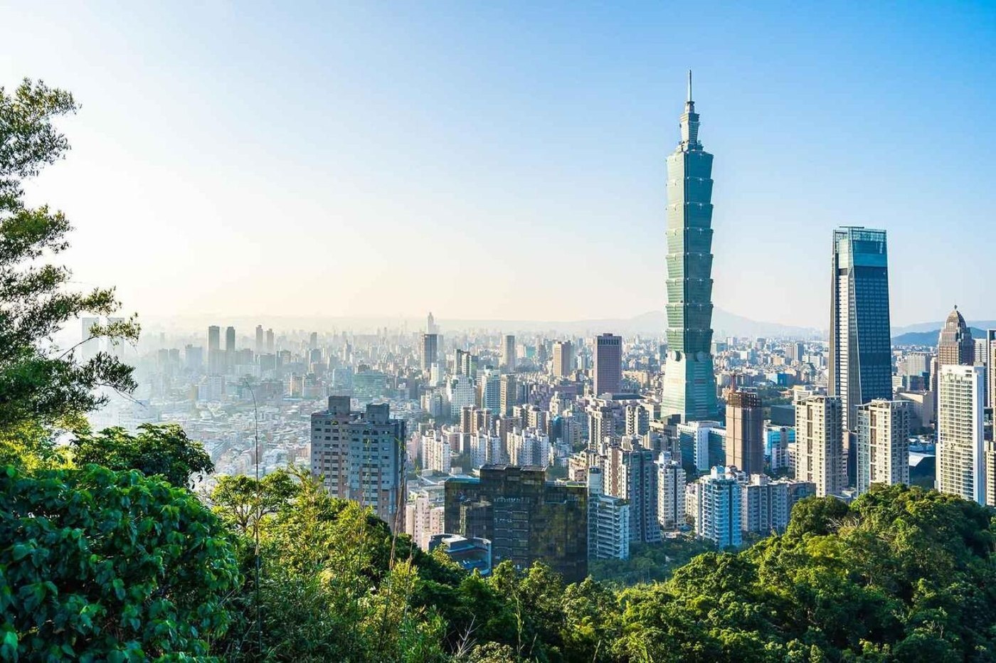 俯瞰台北市景與台北101摩天大樓全景