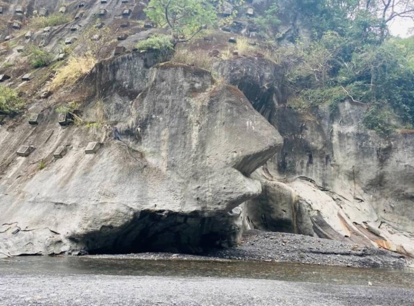 海邊岩石地形與海蝕洞景觀