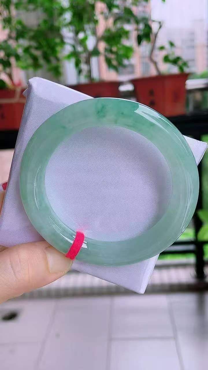 927237 56mm冰綠飄花翡翠圓條手鐲 (54-56)